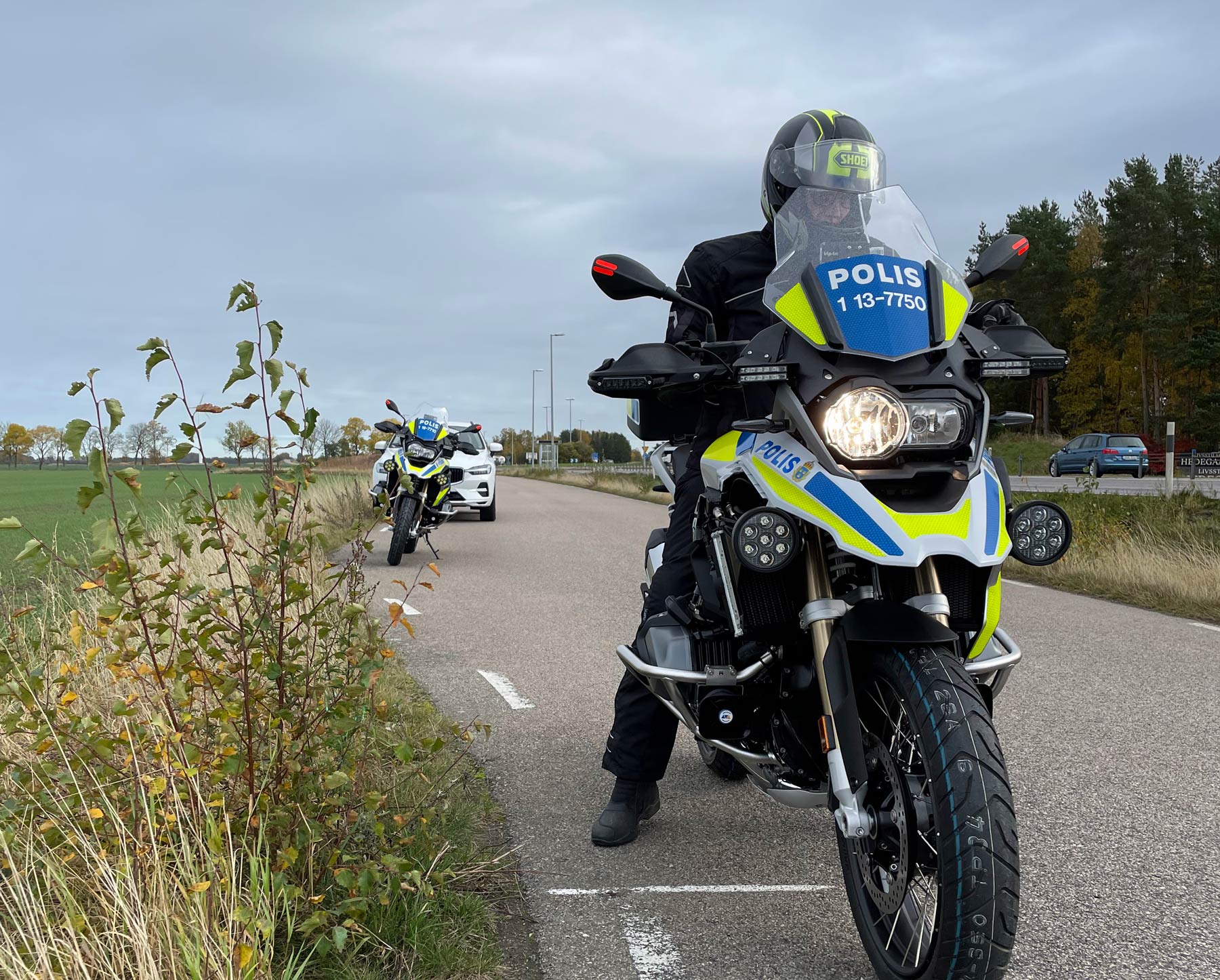 Polismotorcykel vid väggren