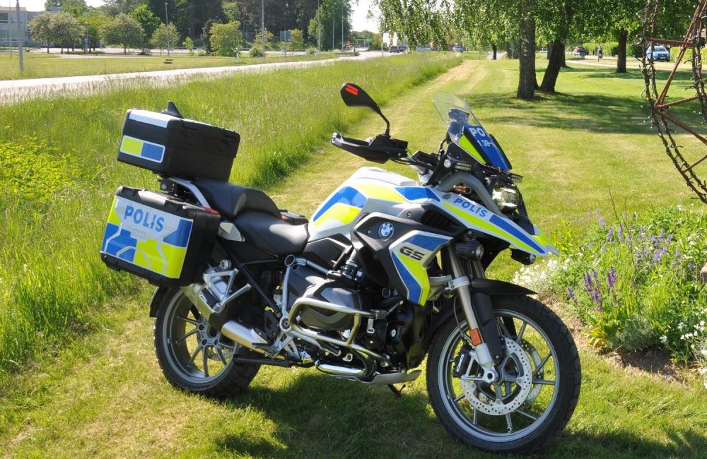Polismotorcykel på gräs